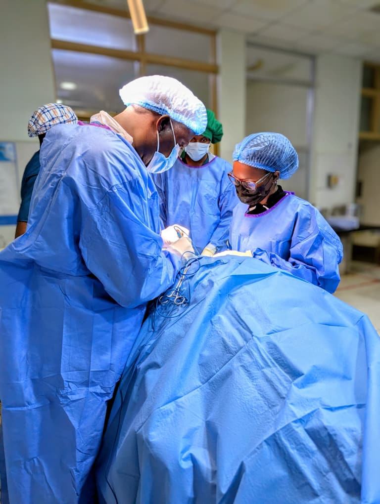 Medizinisches Team während eines Eingriffs im Krankenhaus